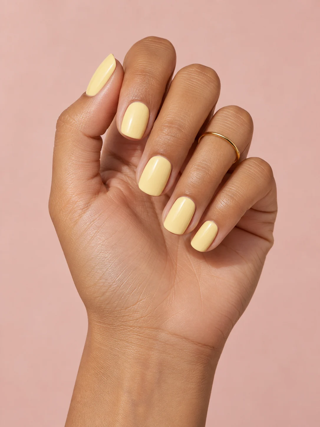 Amarillo mantequilla suave. Forma: Cuadrada redondeada; Longitud: Corto.