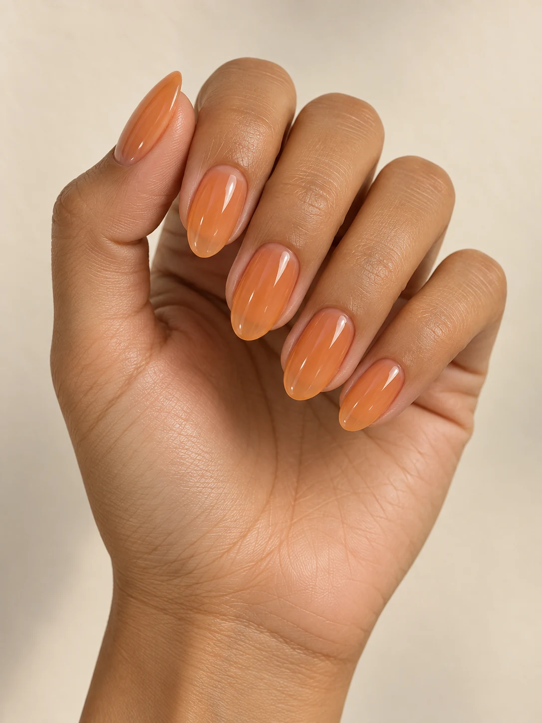 Transparentes Apricot in Glasoptik. Form: Oval; Länge: Mittel.