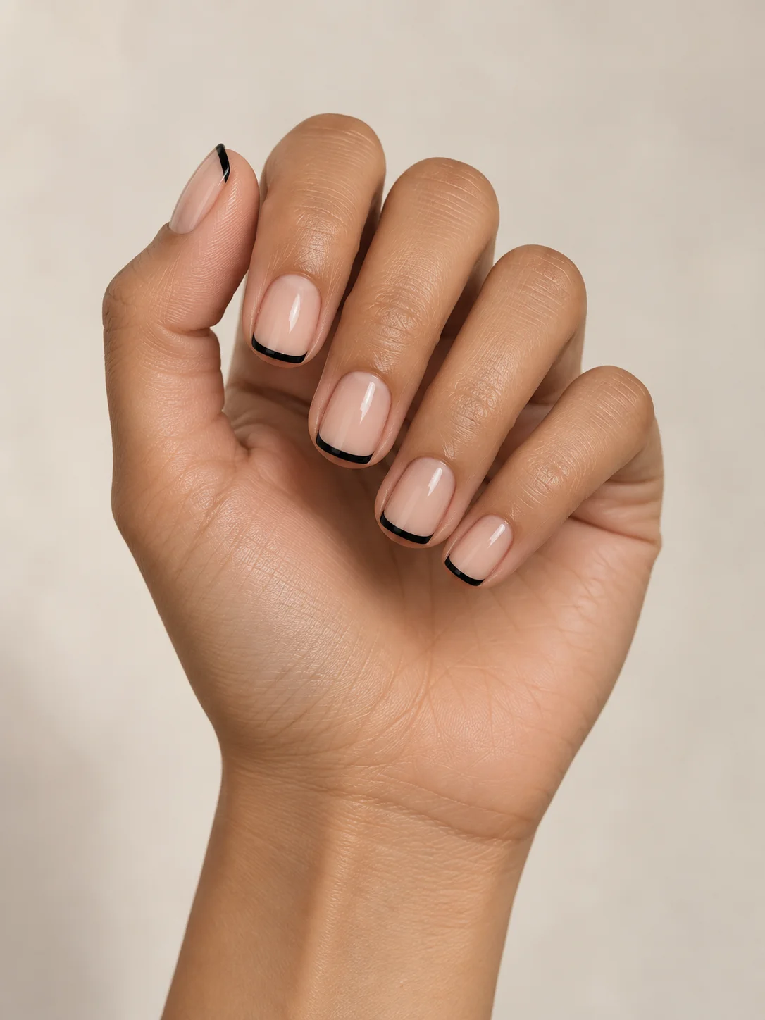 Base nude con puntas negras muy finas. Forma: Cuadrada; Longitud: Corto.