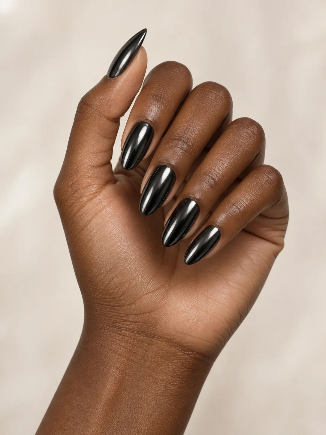 Negro cromado con efecto espejo. Forma: Almendra; Longitud: Medio.