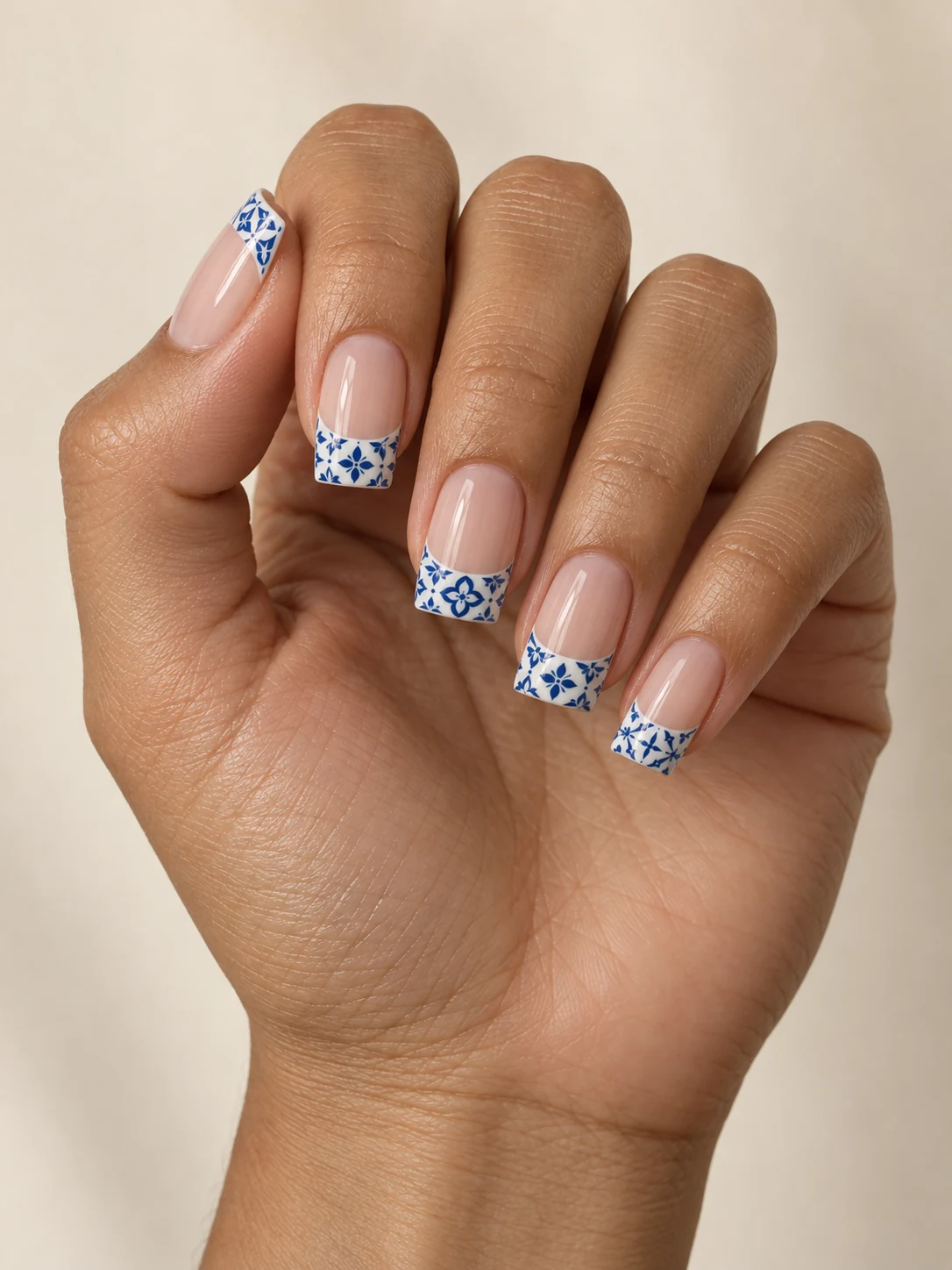 Francesa con azulejos azul y blanco. Forma: Cuadrada; Longitud: Medio.