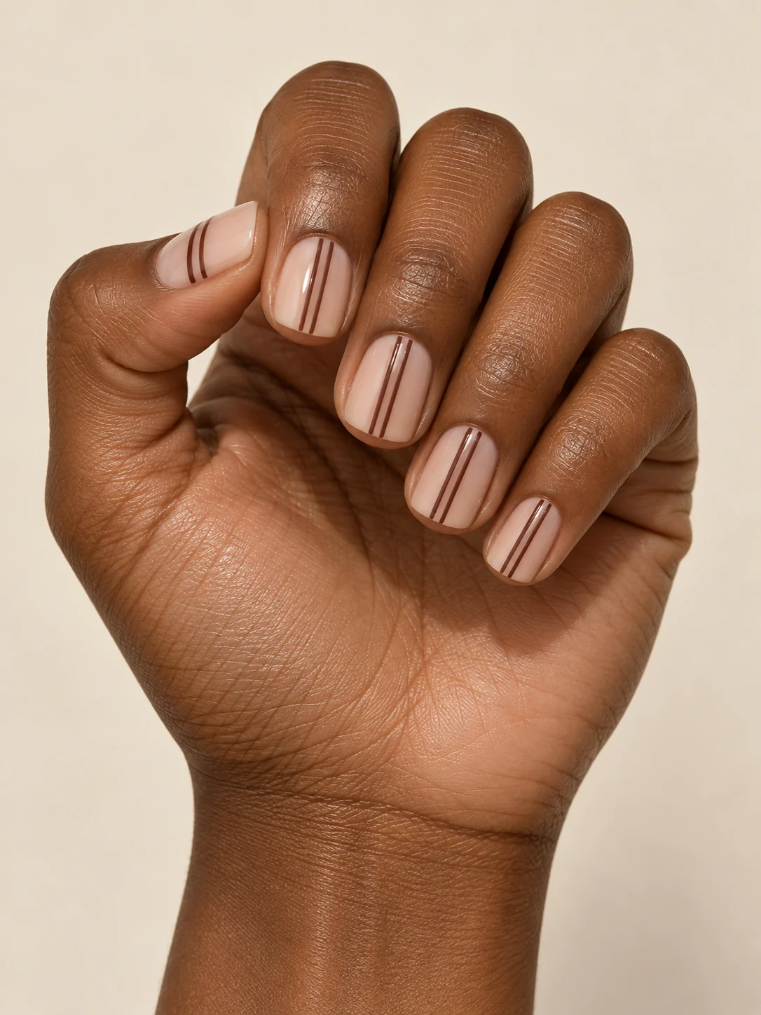 Rayas finas chocolate sobre nude. Forma: Cuadrada; Longitud: Corto.