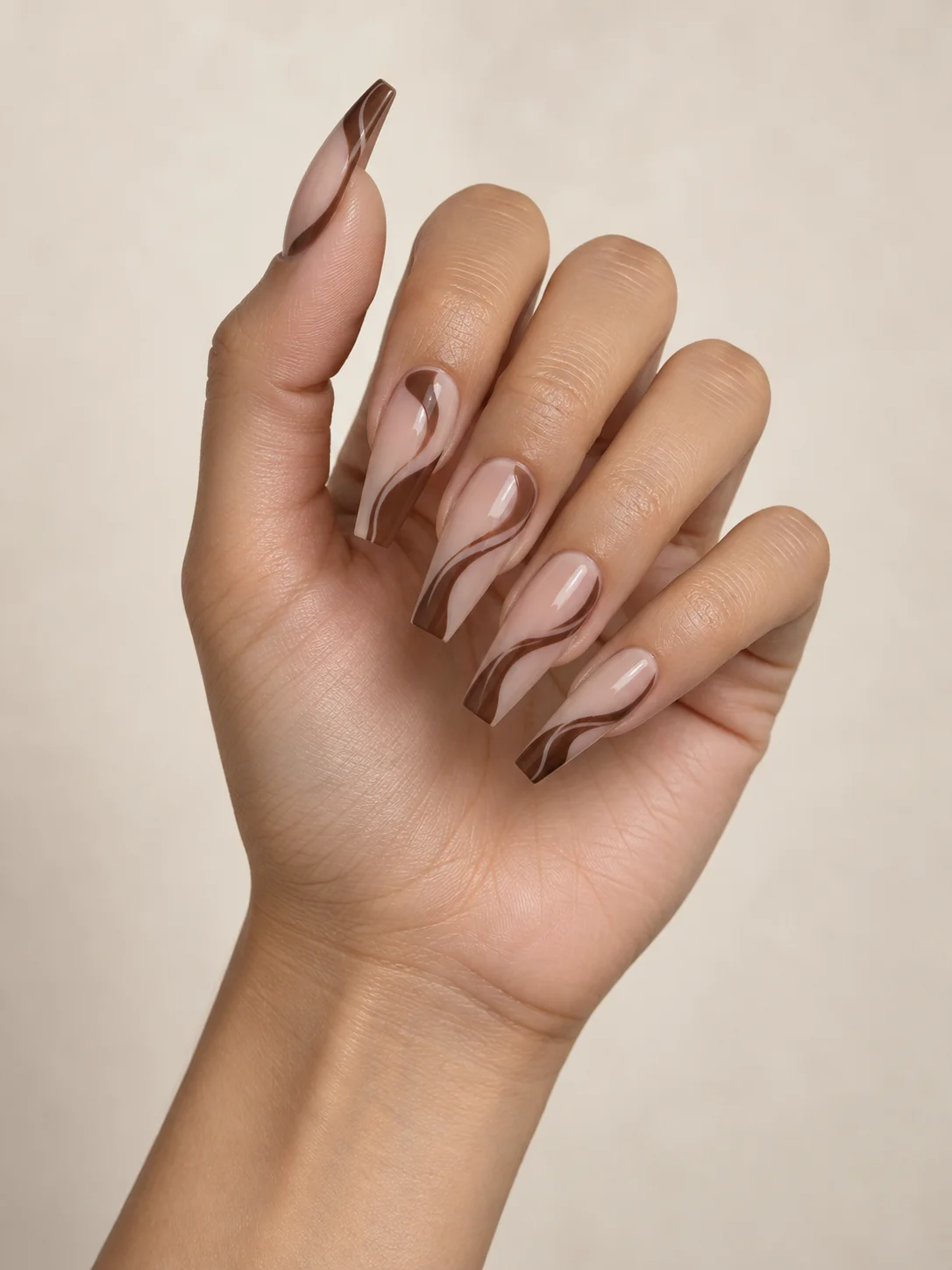 Base nude con ondas marrón cacao. Forma: Bailarina; Longitud: Largo.