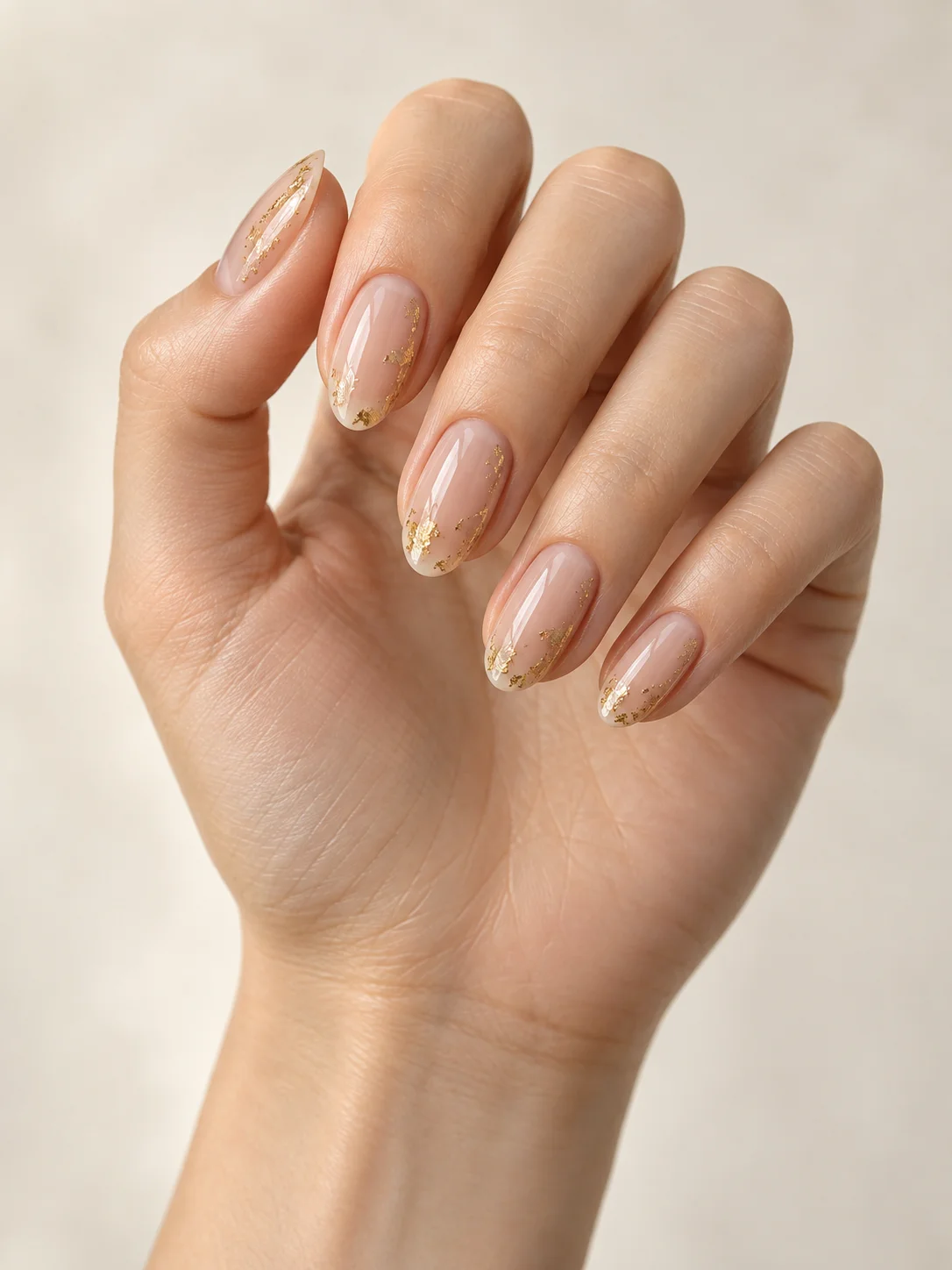 Base nude con delicadas láminas doradas. Forma: Ovalada; Longitud: Medio.