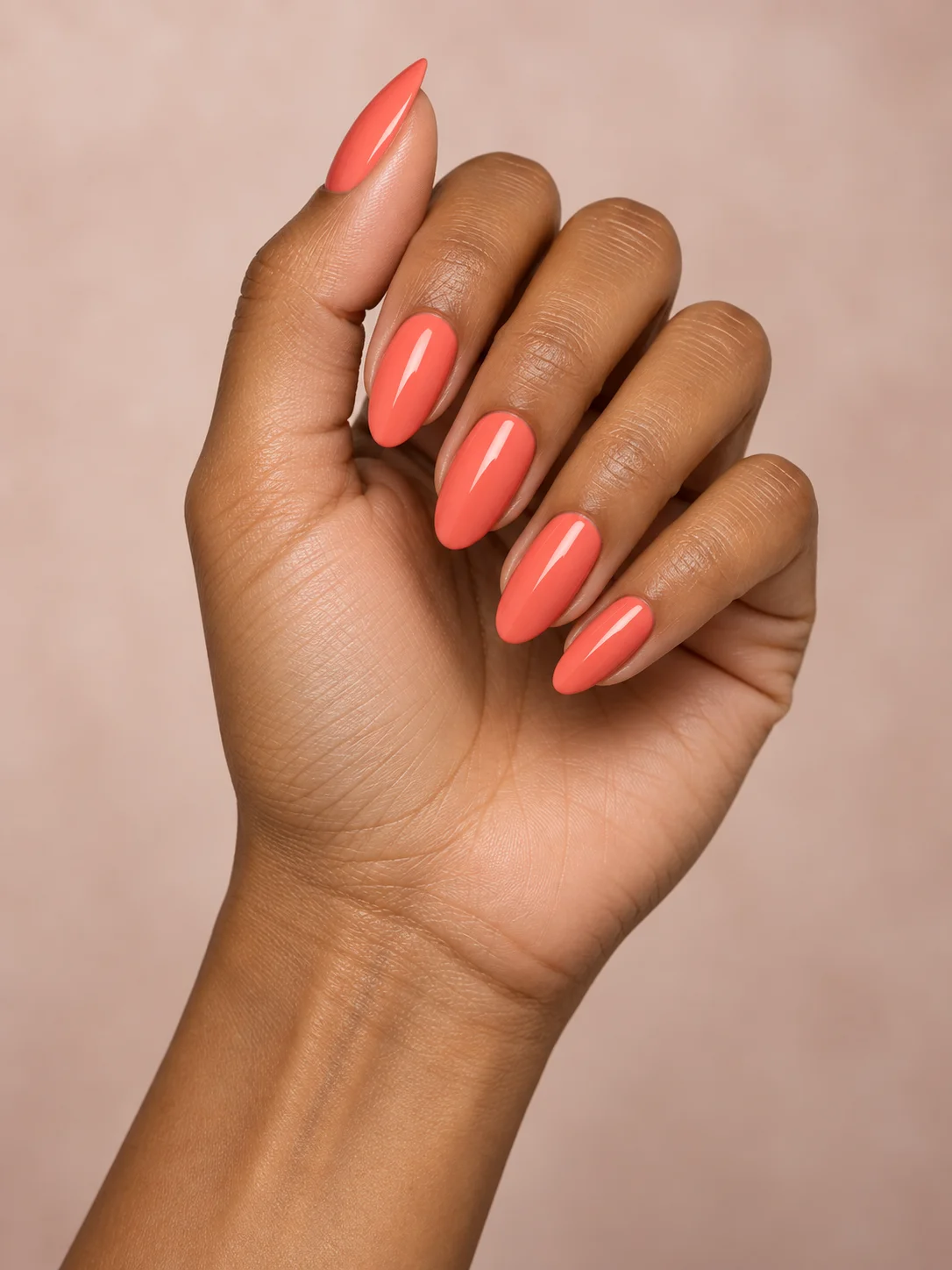 Coral brillante de color uniforme. Forma: Almendra; Longitud: Medio.
