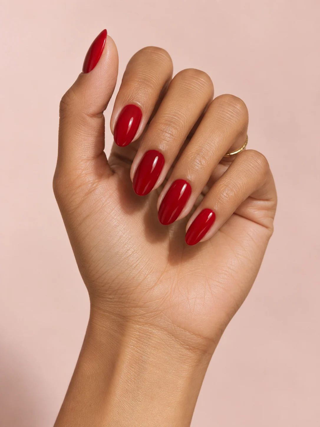 Rojo cereza brillante. Forma: Almendra; Longitud: Medio.