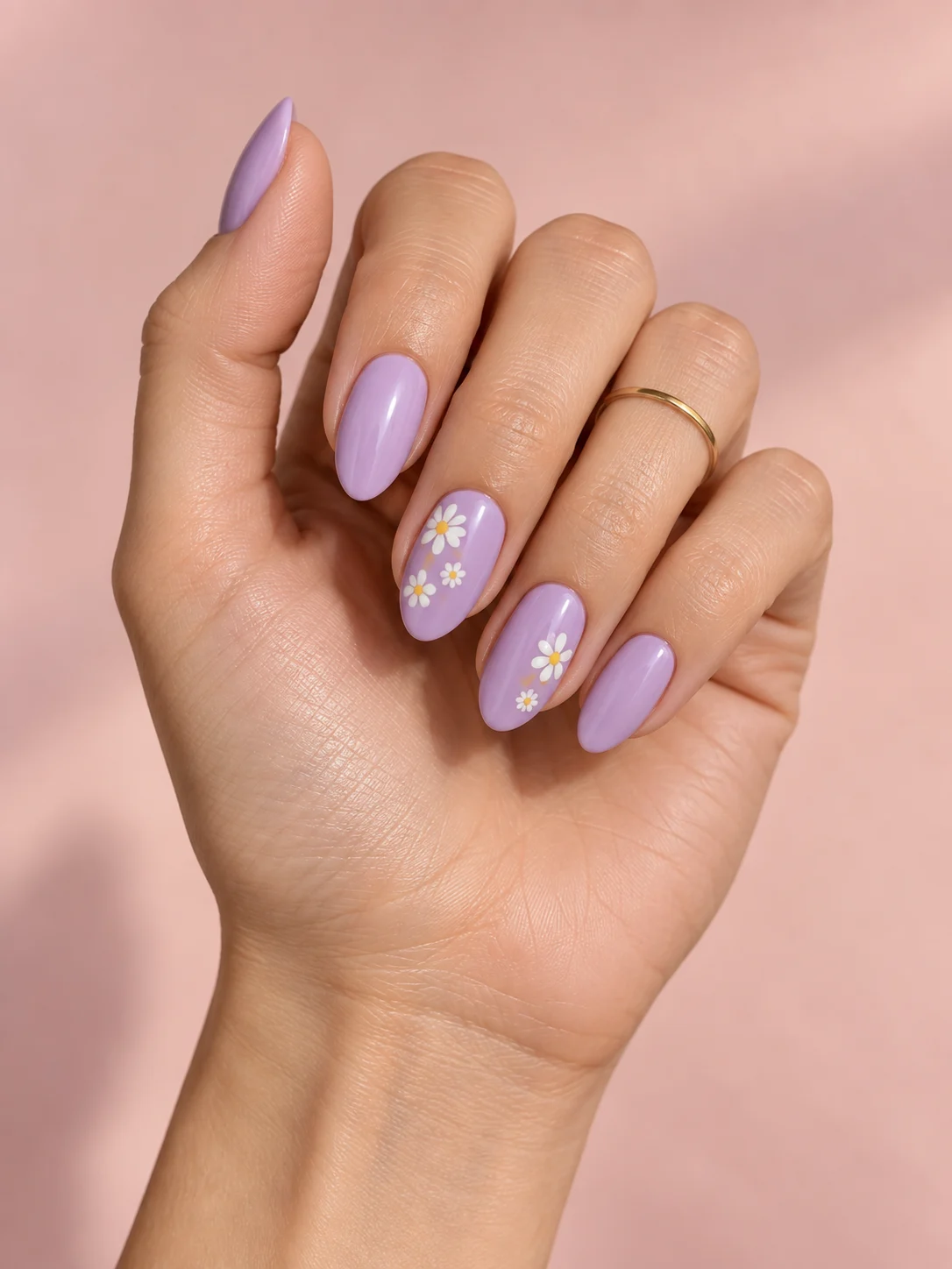 Base lila con margaritas blancas. Forma: Almendra; Longitud: Medio.